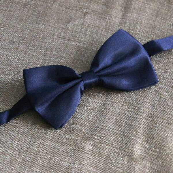 Nœud papillon bleu foncé satin