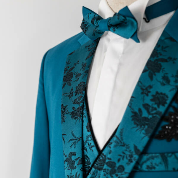 costume bleu à motif damassé